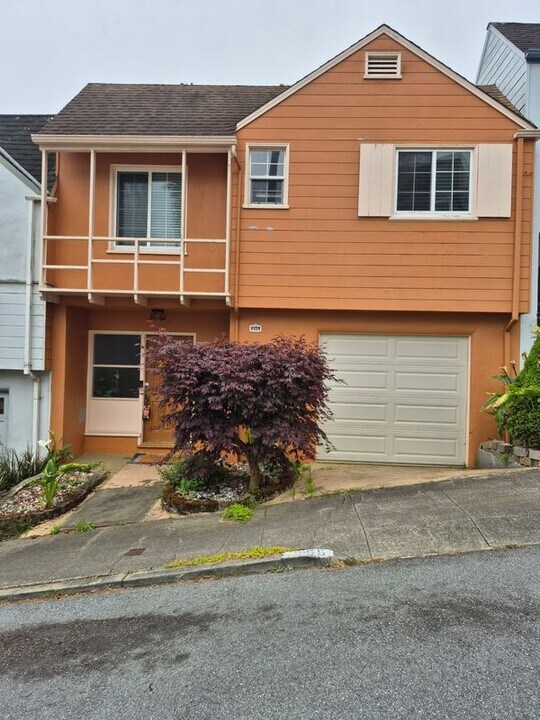 255 Molimo Dr in San Francisco, CA - Building Photo