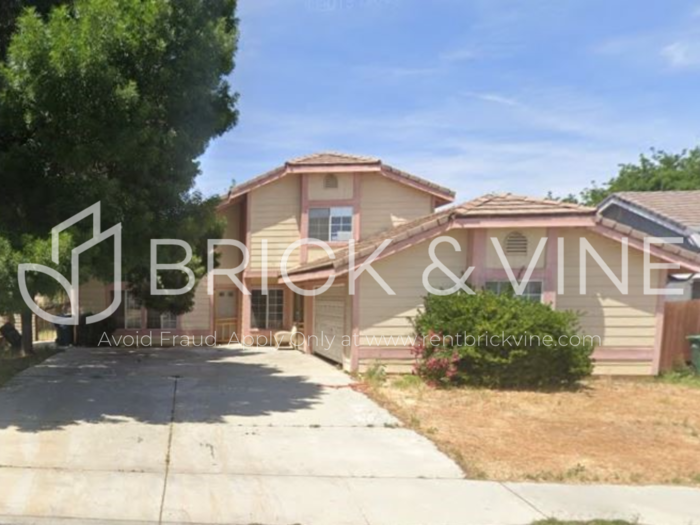 43757 27th St E in Lancaster, CA - Building Photo