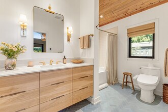 1015 W El Roblar Dr in Ojai, CA - Building Photo - Building Photo