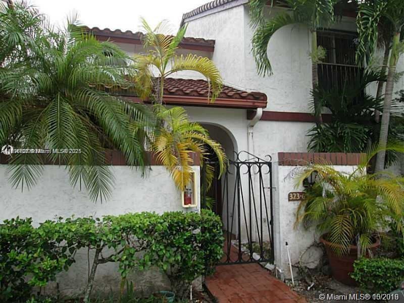 323 Ives Dairy Rd in North Miami Beach, FL - Building Photo