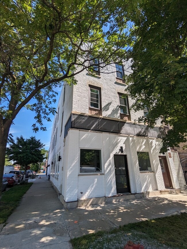 property at 1236 W Hubbard St