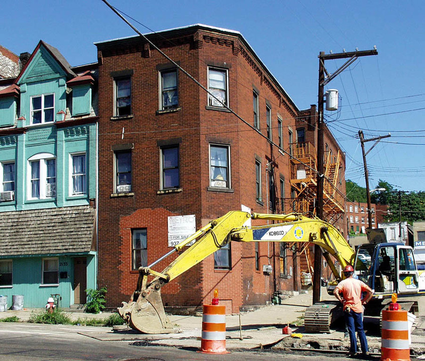 2135 Forbes Ave in Pittsburgh, PA - Building Photo