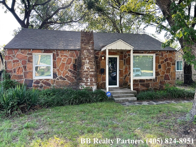 property at 1200 S Atlanta Pl
