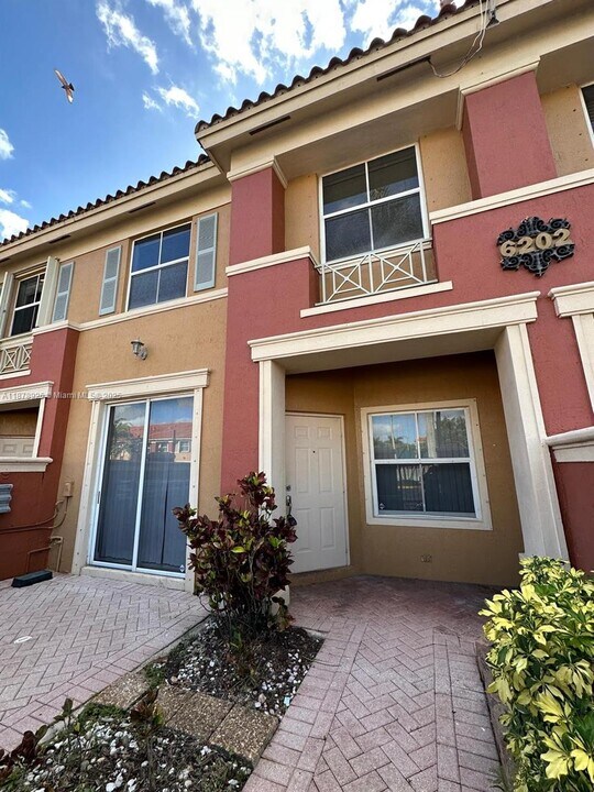 6202 NW 115th Pl in Doral, FL - Building Photo