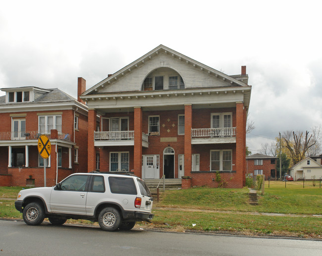 Colonial in Huntington, WV - Building Photo - Building Photo