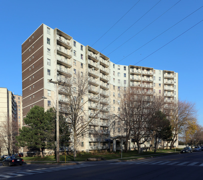 Anthony Court in Hamilton, ON - Building Photo