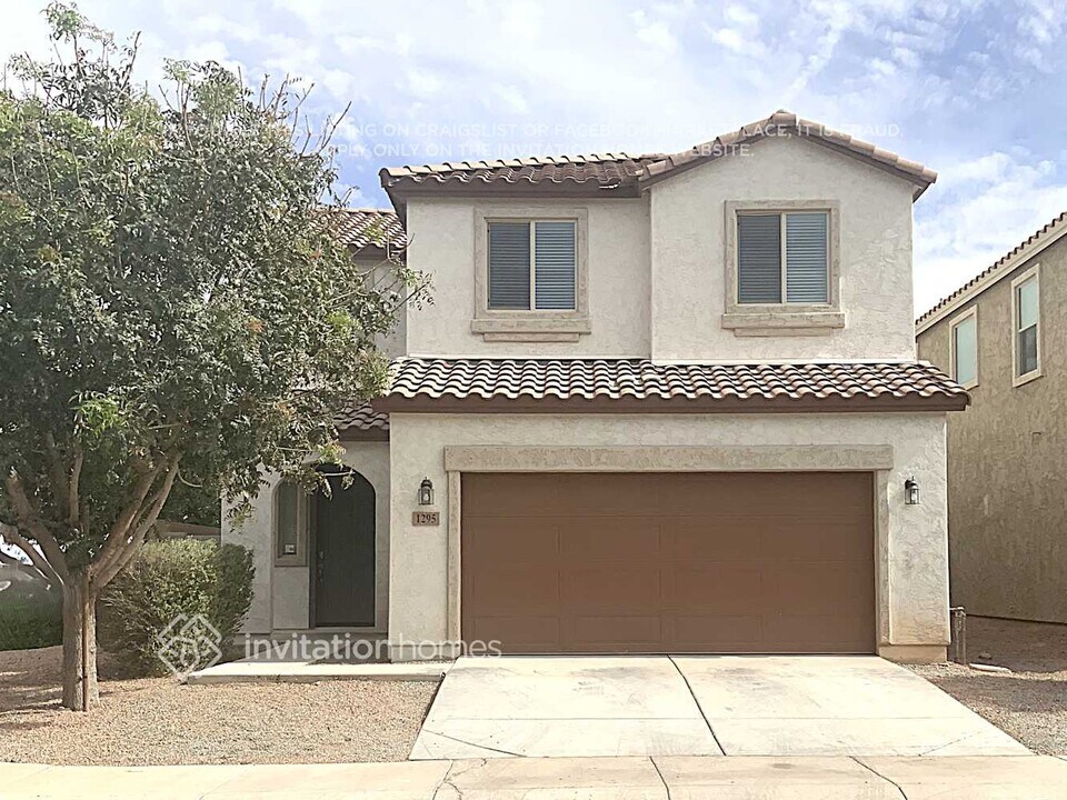 1295 E Palomino Way in Queen Creek, AZ - Foto de edificio