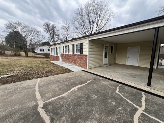 317 Tabernacle Rd in North Wilkesboro, NC - Foto de edificio - Building Photo