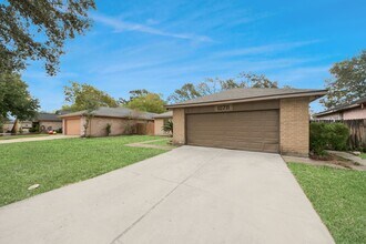 10711 Forest Leaf Dr in Sugar Land, TX - Building Photo - Building Photo