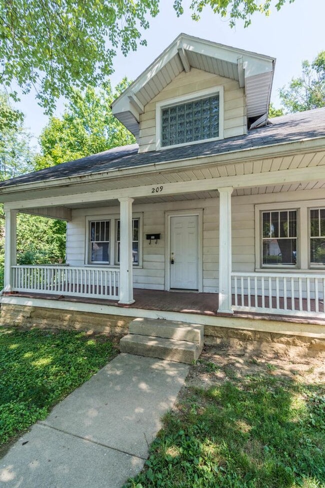 209 E 12th St in Bloomington, IN - Building Photo - Building Photo