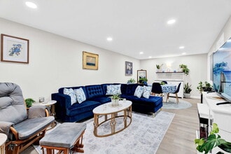 Roanoke Villas Apartments in Rochester Hills, MI - Foto de edificio - Building Photo