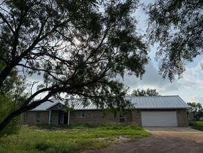 455 Country Trail in Pleasanton, TX - Building Photo - Building Photo