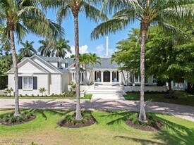 2700 Treasure Ln in Naples, FL - Building Photo