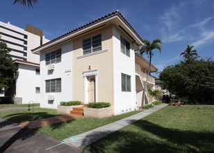 Reko Apartments in Coral Gables, FL - Foto de edificio - Building Photo