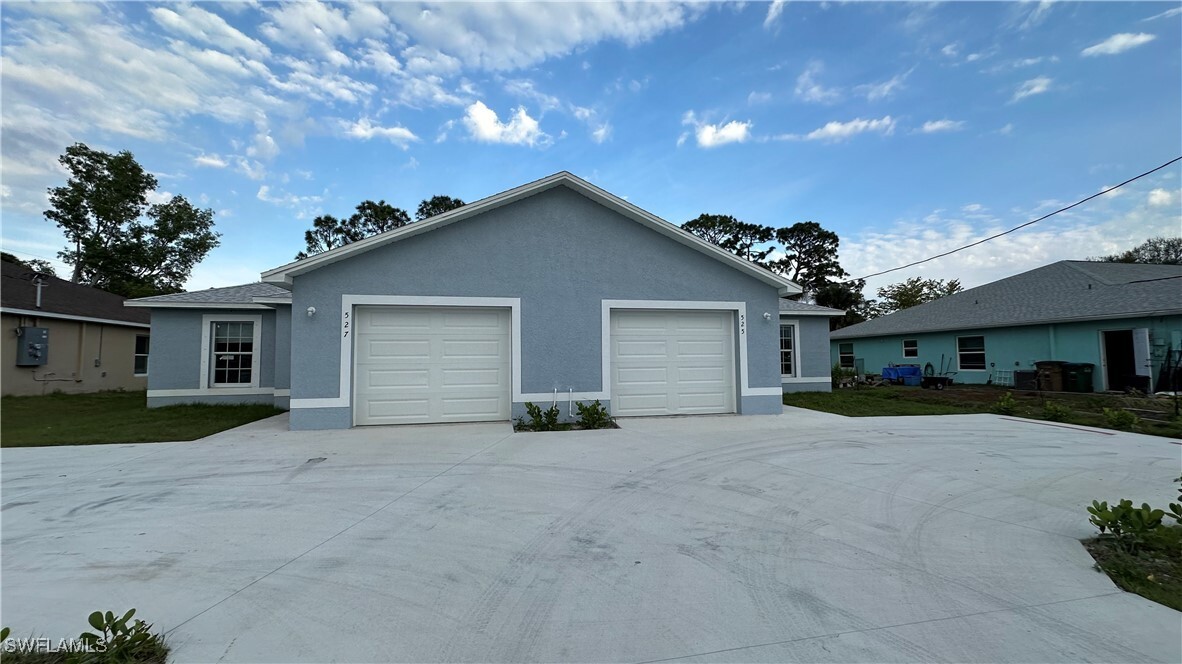 525-527 NE 25th Ave in Cape Coral, FL - Building Photo