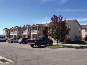 Jordan River Apartments in West Jordan, UT - Foto de edificio - Building Photo