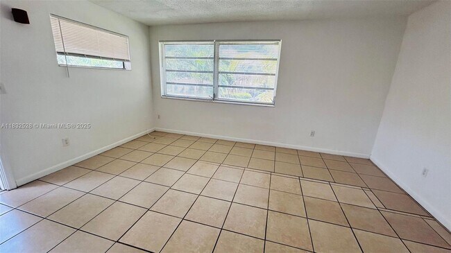2121 NE 168th St in North Miami Beach, FL - Foto de edificio - Building Photo