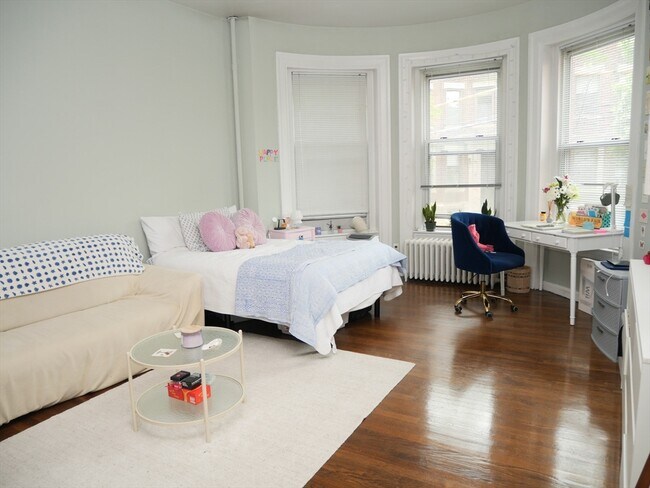 45 Carlton St in Brookline, MA - Building Photo - Building Photo