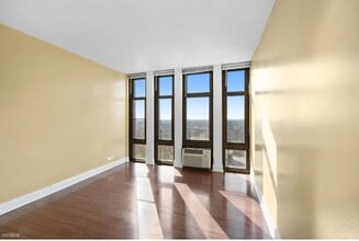 6700 S South Shore Dr, Unit 24C in Chicago, IL - Foto de edificio - Building Photo