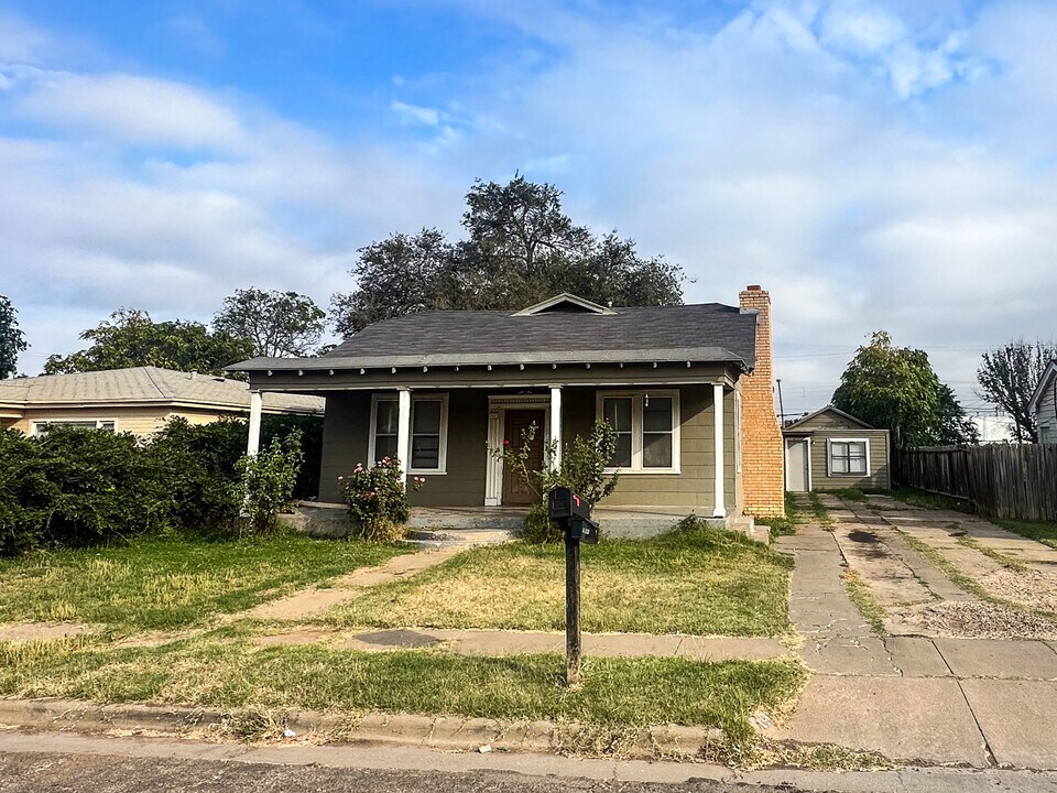 1912 20th St in Lubbock, TX - Building Photo