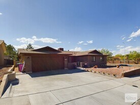 2200 Brillante St in Santa Fe, NM - Building Photo