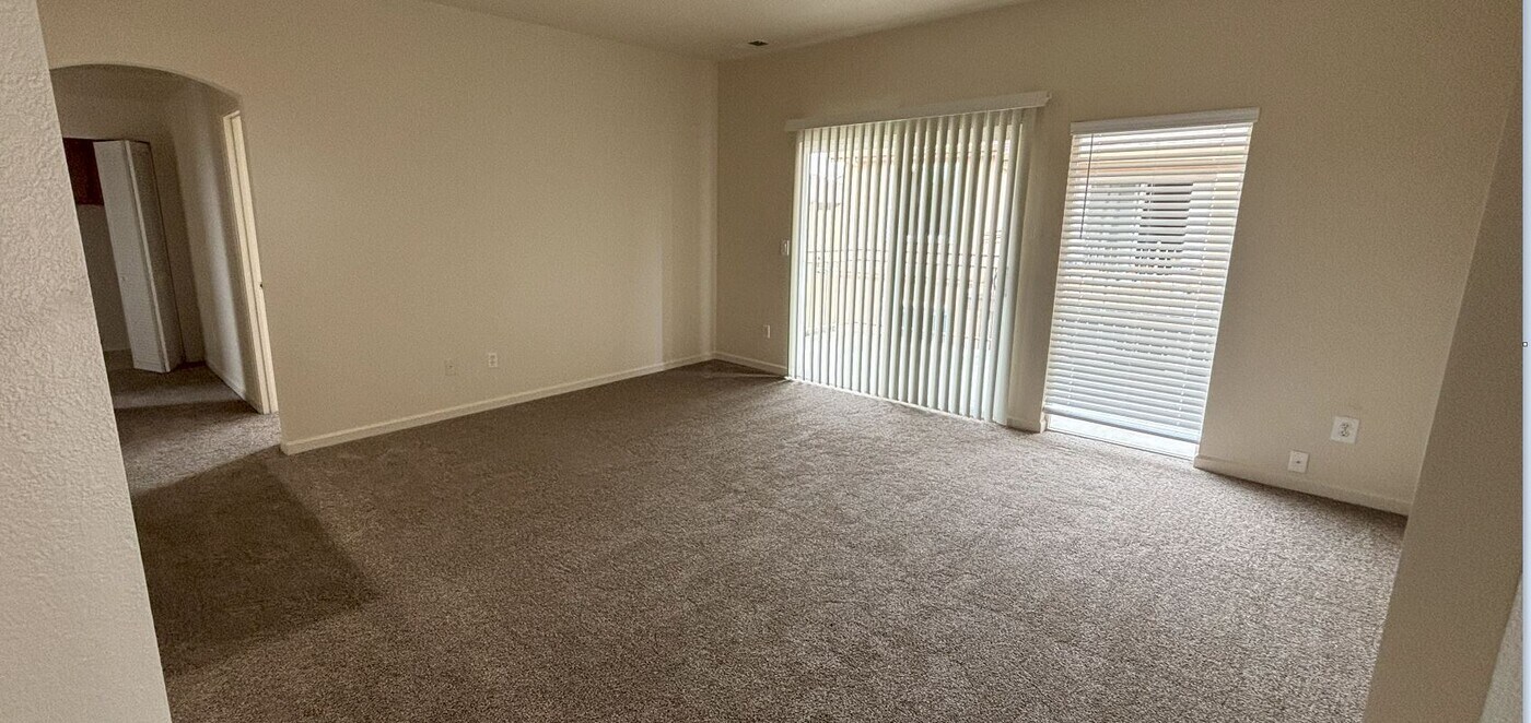 55 Frontage Rd, Unit Crestview Apartments in Pittsburg, CA - Foto de edificio