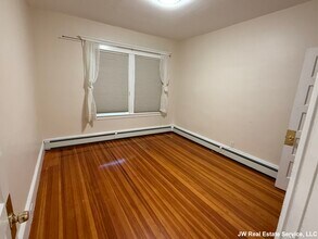 138 Middlesex Rd, Unit 1 in Chestnut Hill, MA - Foto de edificio - Building Photo