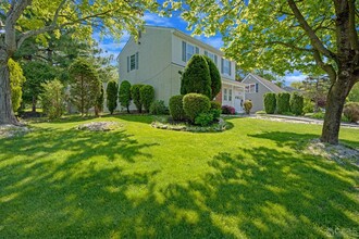 8 Farrington St in Edison, NJ - Foto de edificio - Building Photo
