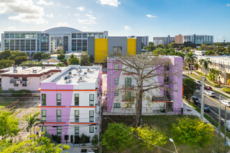 Saffron Apartments in Miami, FL - Foto de edificio - Building Photo