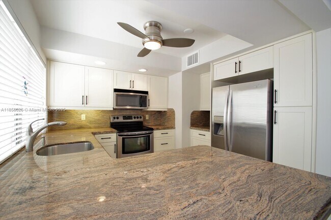 3010 Willow Ln in Hollywood, FL - Building Photo - Building Photo