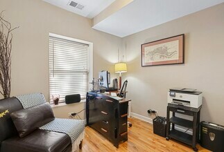 2554 W Rosemont Ave, Unit G in Chicago, IL - Foto de edificio - Building Photo