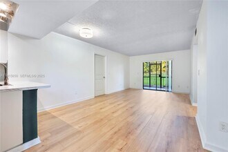 9912 Hammocks Blvd in Miami, FL - Building Photo - Building Photo