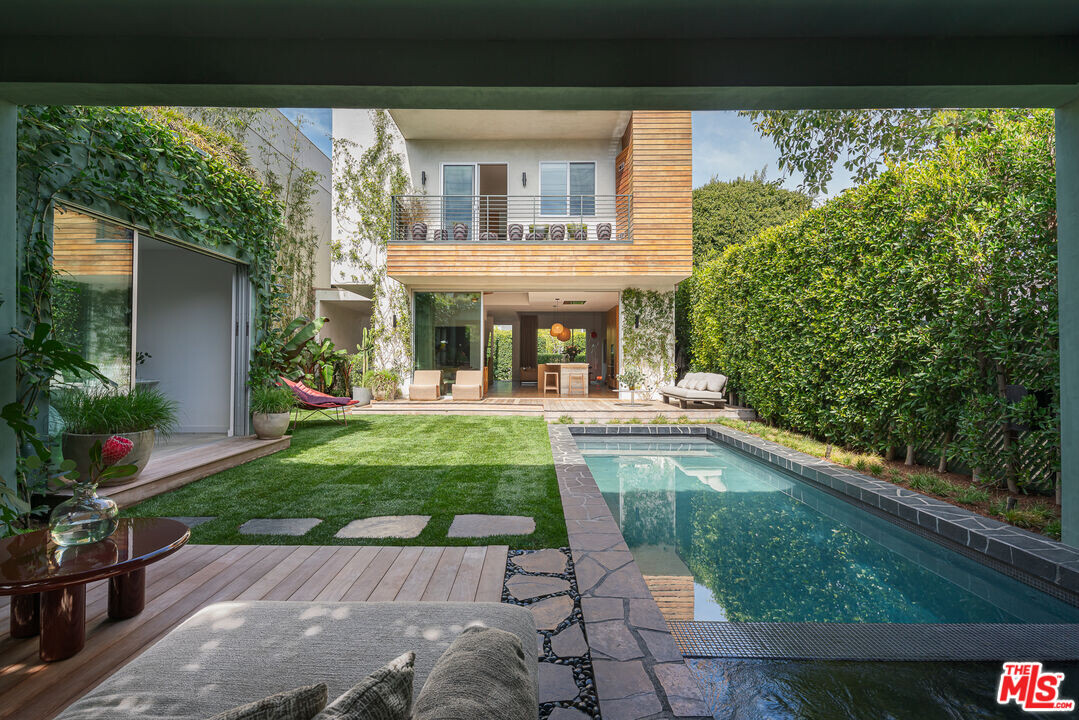 8756 Ashcroft Ave in West Hollywood, CA - Building Photo