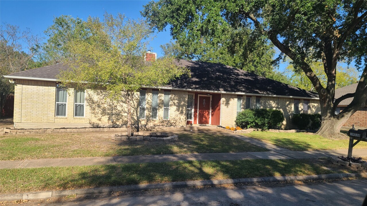 19538 Hollowlog Dr in Katy, TX - Building Photo