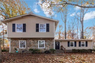 888 Chartley Dr SW in Lilburn, GA - Building Photo