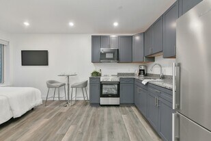 585 Essex St in Lynn, MA - Building Photo
