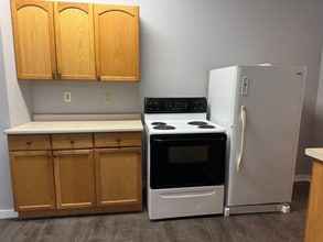 166-168-168 W Main St in Orange, MA - Foto de edificio - Building Photo