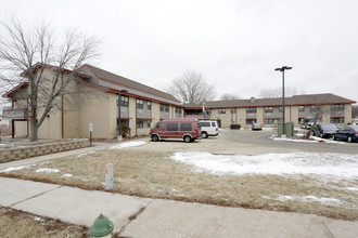 Midvale Apartments in Rockford, IL - Foto de edificio - Building Photo