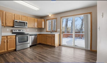 5191 W Lanark Dr in Grand Forks, ND - Foto de edificio - Building Photo