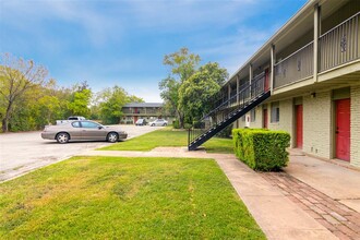 806 E 13th St in Georgetown, TX - Building Photo - Building Photo