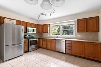 338 Old Town Rd in East Setauket, NY - Building Photo - Building Photo