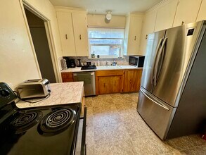 715 Loma St in Redding, CA - Foto de edificio - Building Photo