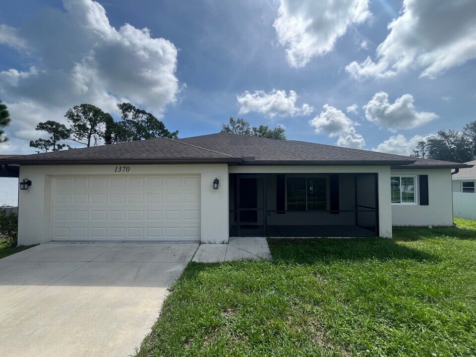 1370 McCrory St in North Port, FL - Building Photo