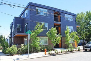 1906 SE Tacoma St in Portland, OR - Building Photo