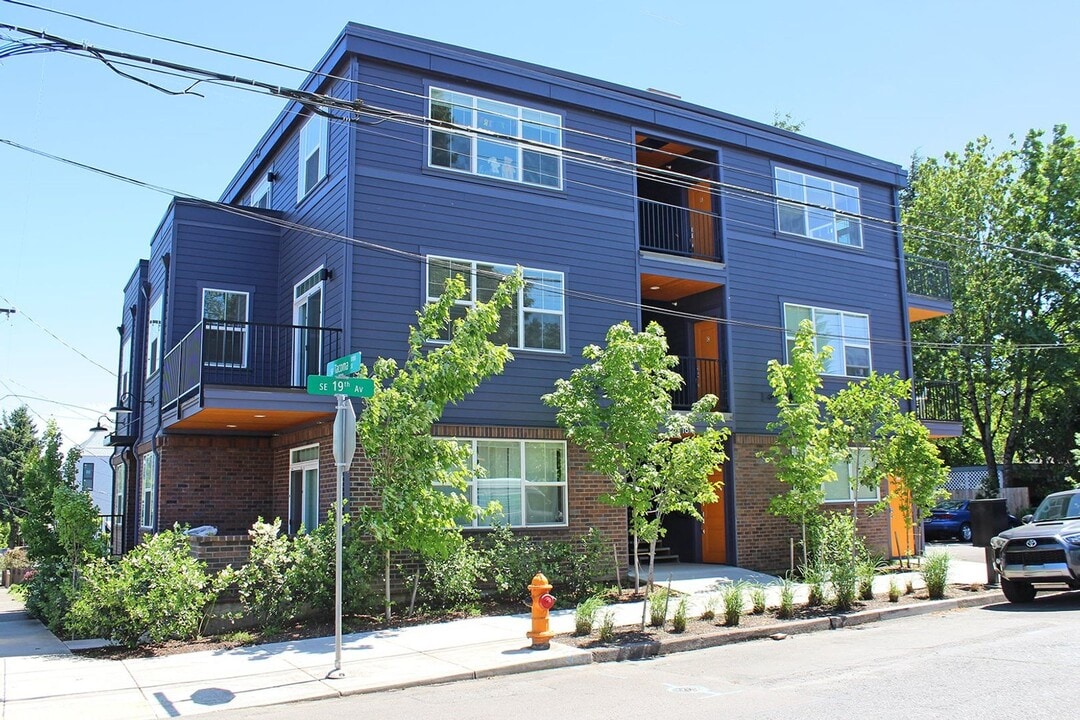 1906 SE Tacoma St in Portland, OR - Foto de edificio