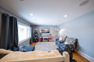 7801 Noble Ave N in Minneapolis, MN - Building Photo - Building Photo