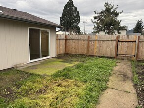 274 S 41st St in Springfield, OR - Foto de edificio - Building Photo