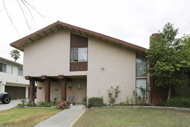 877 N Adele St in Orange, CA - Foto de edificio - Building Photo