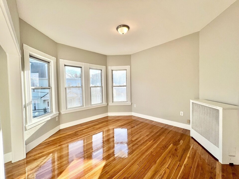 74-76 W Eagle St, Unit #2 in Boston, MA - Building Photo