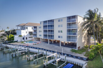 Beachwood On the Bay Condominiums in Bonita Springs, FL - Foto de edificio - Building Photo